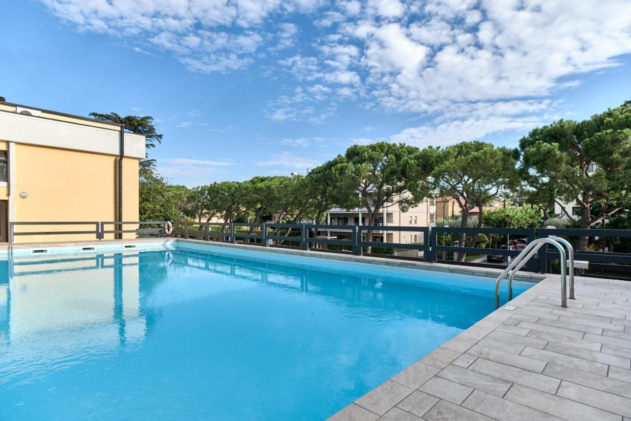 Lydie Apt. Exclusive Holigarda Desenzano del Garda Buitenkant foto