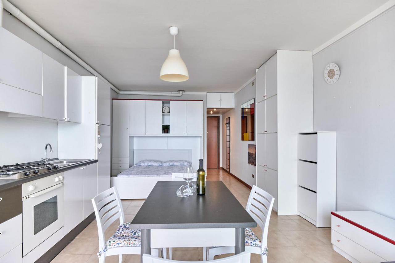 Lydie Apt. Exclusive Holigarda Desenzano del Garda Buitenkant foto